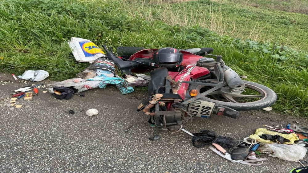 Manisa&rsquo;da devrilen motosikletin s&uuml;r&uuml;c&uuml;s&uuml; ağır yaralandı
