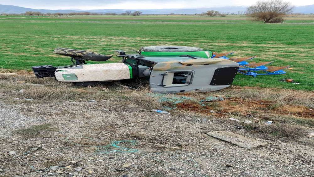 Isparta&rsquo;da şarampole yuvarlanan trakt&ouml;r&uuml;n s&uuml;r&uuml;c&uuml;s&uuml; yaralandı
