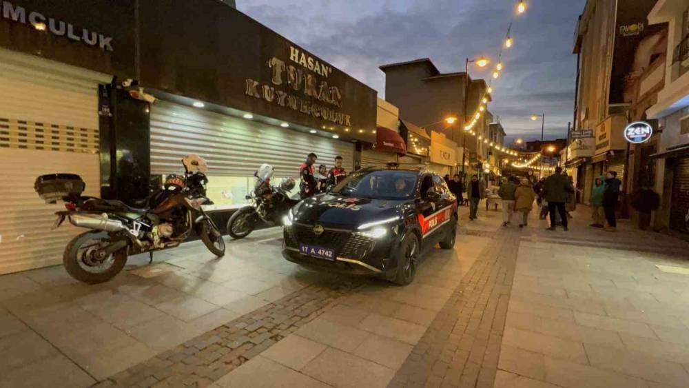 &Ccedil;anakkale&rsquo;de kar vaadiyle vatandaşları dolandıran kuyumcunun işletmesinde yapılan incelemede sahte altınlar ortaya &ccedil;ıktı
