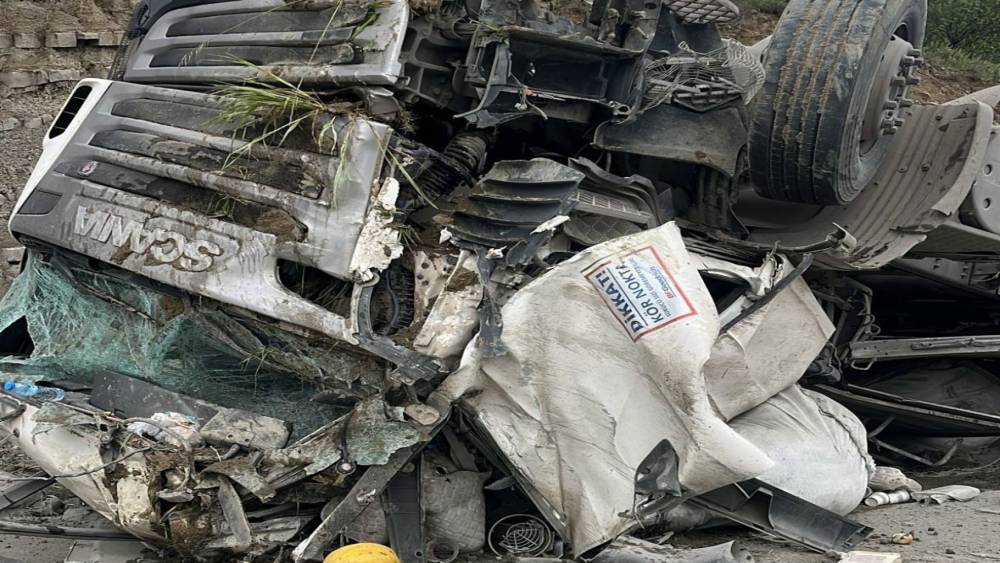 Yoldan &ccedil;ıkan tır hurdaya d&ouml;nd&uuml;: 1 yaralı
