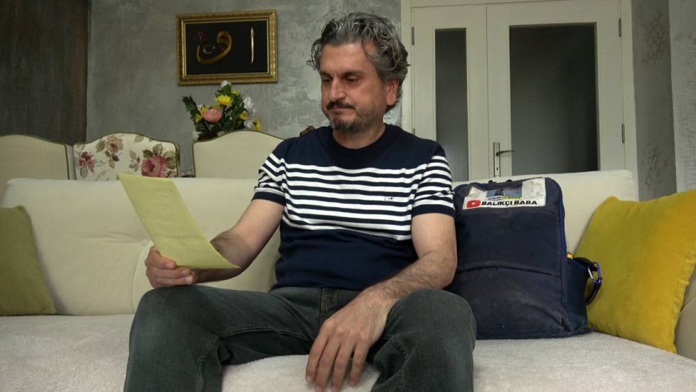 Tuttuğu devasa balıkla sevin&ccedil; yaşayan &ouml;ğretmenin mutluluğu yazılan cezayla yarıda kaldı
