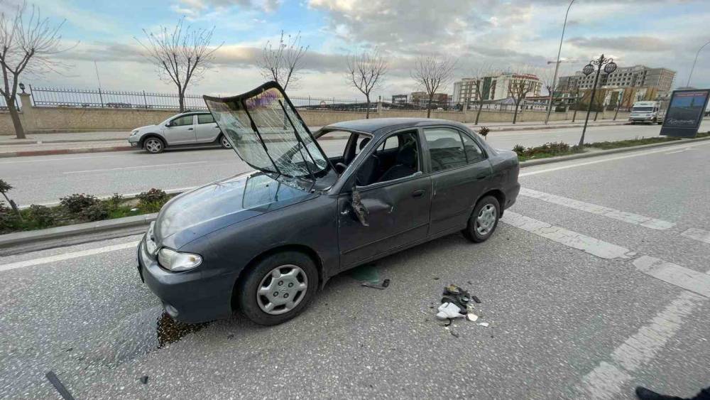 Otomobil park halindeki araca &ccedil;arparak takla attı: 1 yaralı
