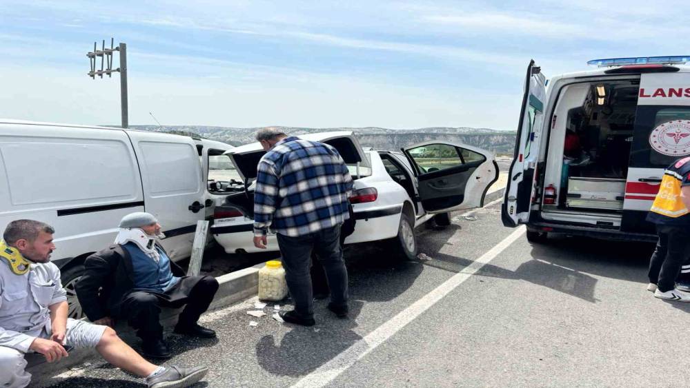 Adıyaman&rsquo;da iki ara&ccedil; &ccedil;arpıştı: 4 yaralı
