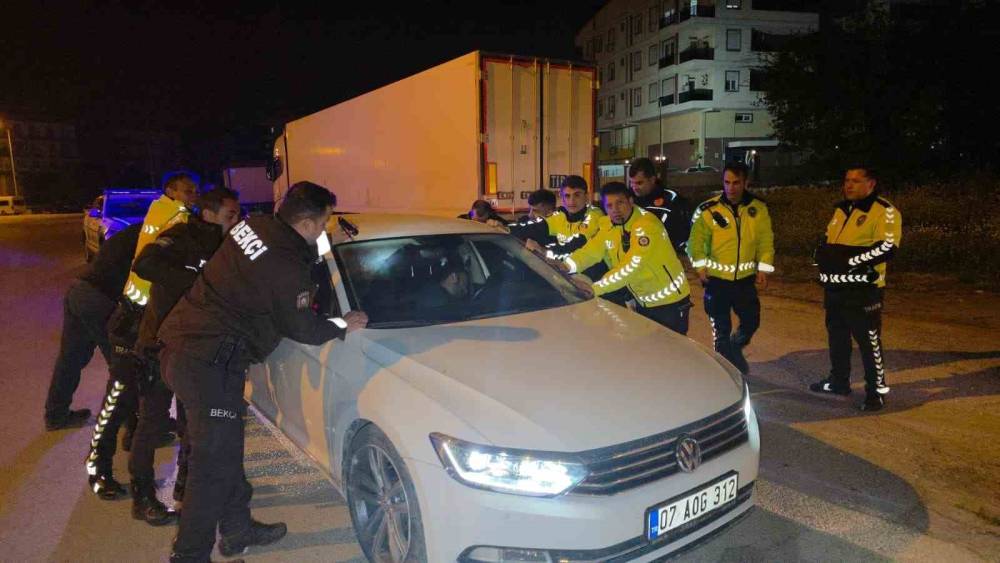 Sızan s&uuml;r&uuml;c&uuml;y&uuml; uyandırmak i&ccedil;in aracı beşik gibi salladılar
