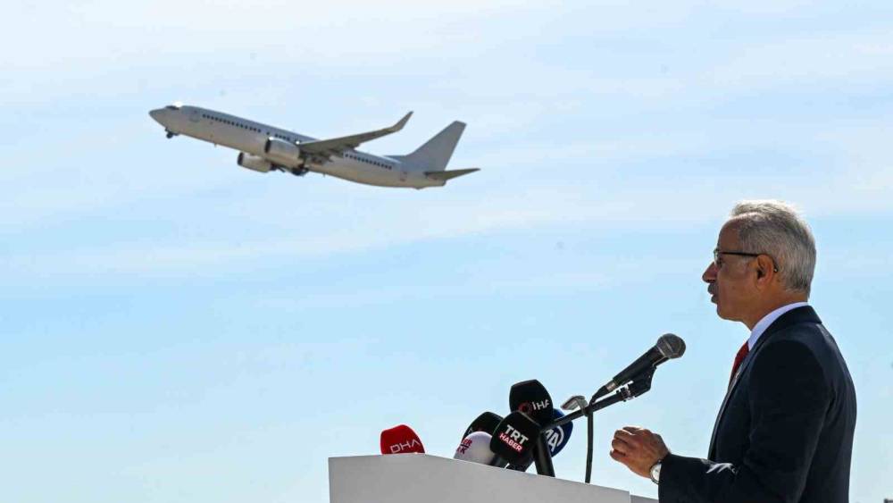 Bakan Uraloğlu: "Son 24 yılda havalimanlarımızın yıllık yolcu kapasitesini 55 milyondan 397,4 milyonun &uuml;zerine &ccedil;ıkardık"
