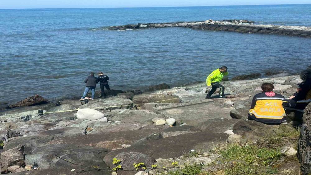 Rize&rsquo;de kıyıya vuran erkek cesedi bulundu
