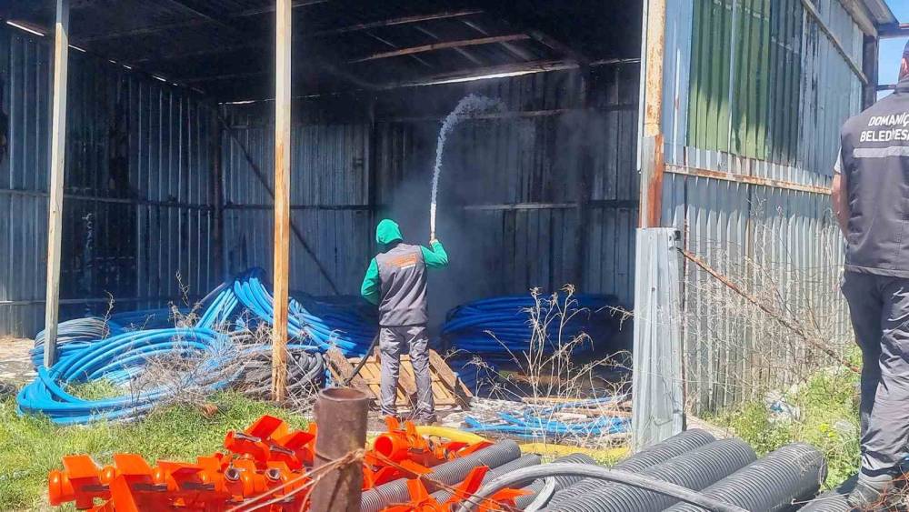 K&uuml;tahya&rsquo;da depo yangını paniğe neden oldu
