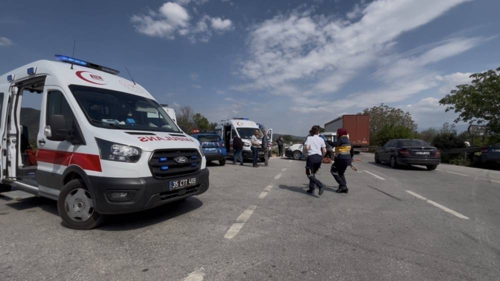 İzmir&rsquo;de otomobil ile hafif ticari ara&ccedil; &ccedil;arpıştı: 4&rsquo;&uuml; &ccedil;ocuk 7 yaralı
