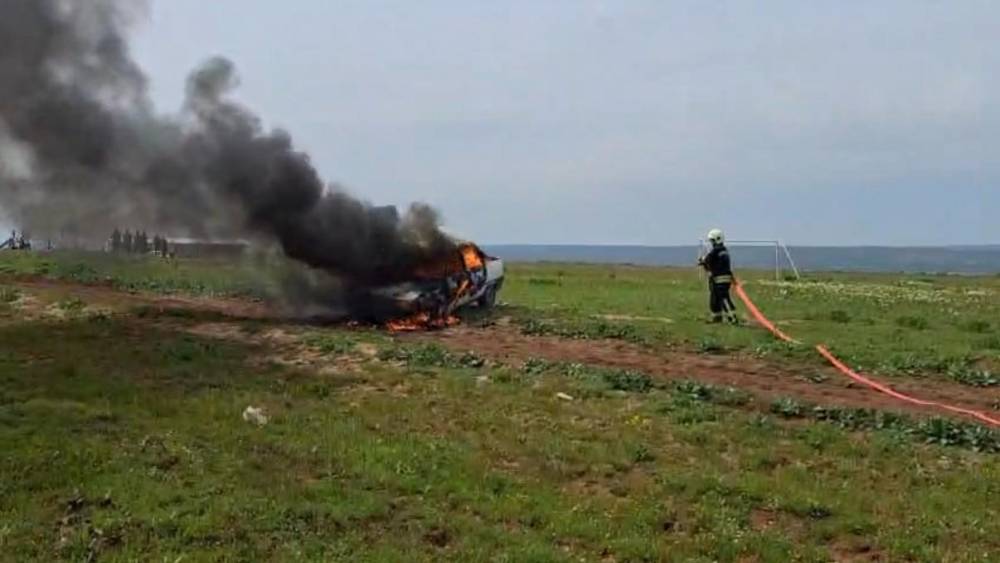 Gaz ka&ccedil;ağı bulunan otomobil alevlere teslim oldu
