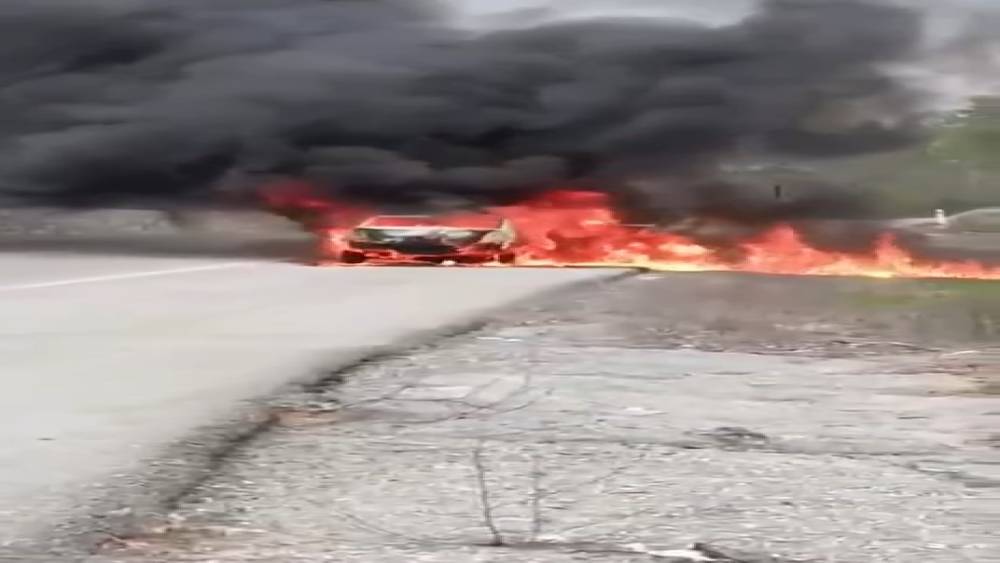 Kırklareli&rsquo;nde seyir halindeyken yangın &ccedil;ıkan ara&ccedil; k&uuml;le d&ouml;nd&uuml;
