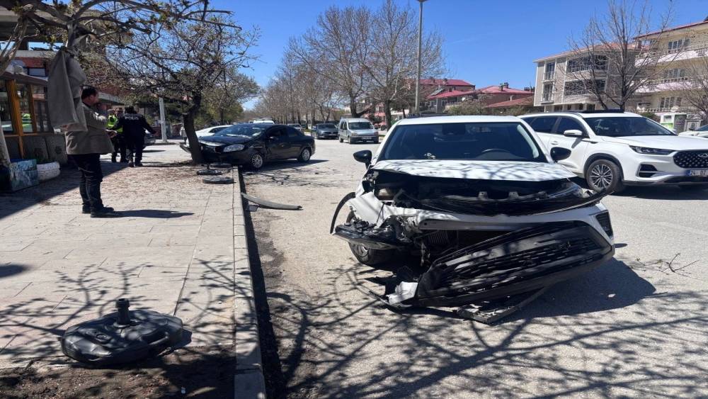 Erzincan&rsquo;da trafik kazası: 3&rsquo;&uuml; &ccedil;ocuk 6 yaralı
