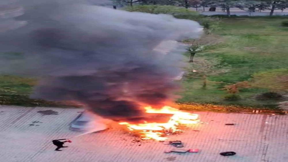 Diyarbakır&rsquo;da site i&ccedil;inde korkutan yangın: Alevler metrelerce y&uuml;kseldi, binadakiler tahliye edildi
