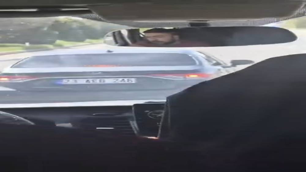 Elazığ&rsquo;da maganda dehşeti: Otomobiliyle yolcu minib&uuml;s&uuml;n&uuml; sıkıştırdı
