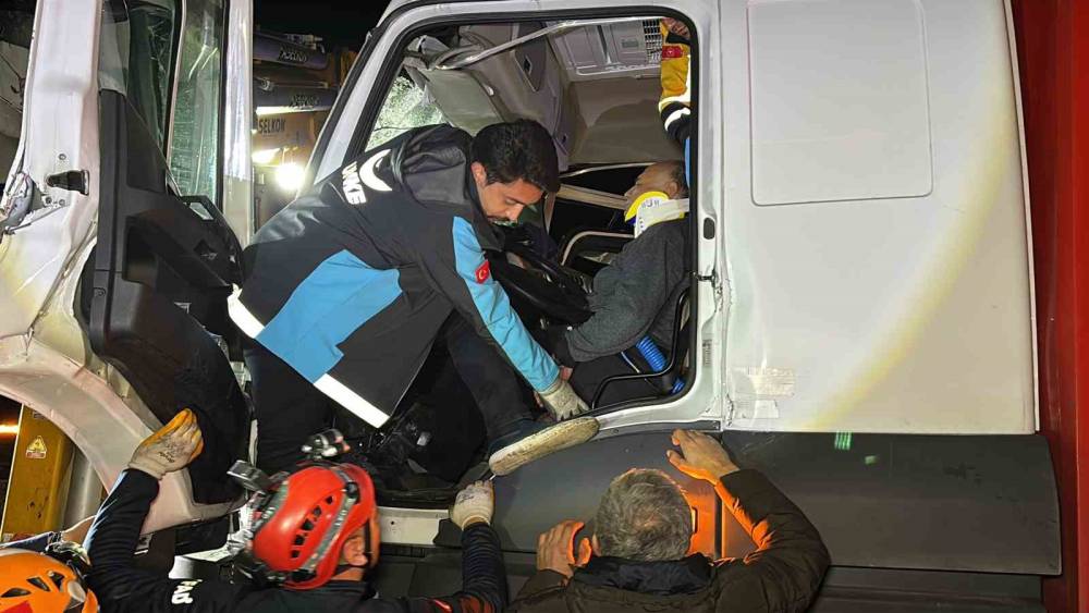 Kamyon tıra &ccedil;arptı, s&uuml;r&uuml;c&uuml; kabinde sıkıştı: Ekipler zamanla yarıştı
