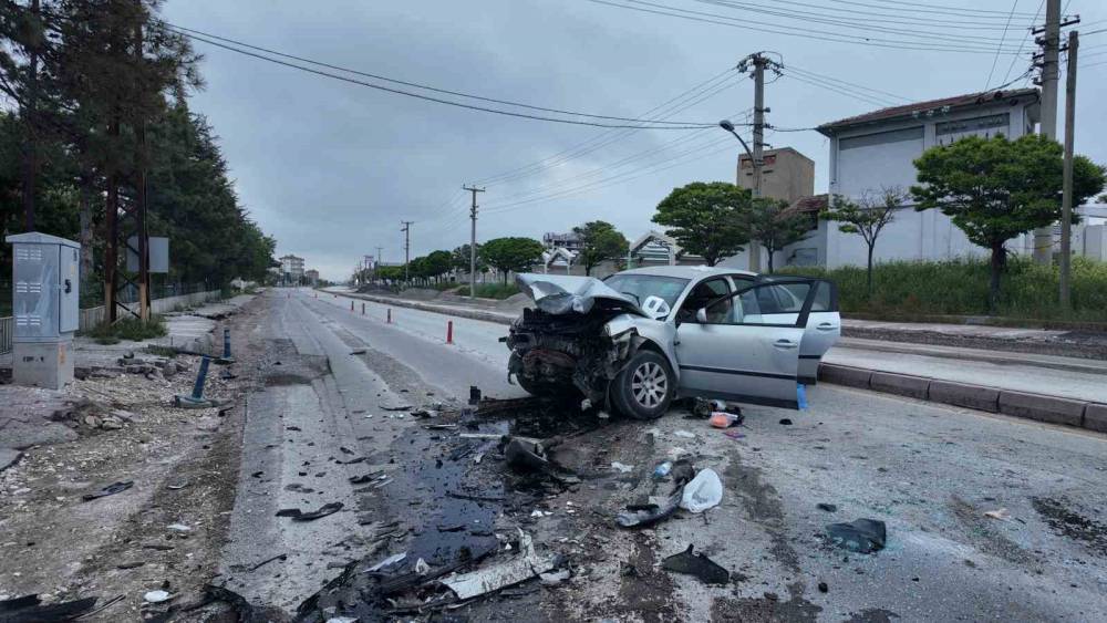 Niğde&rsquo;de iki otomobilin &ccedil;arpıştığı kazada 2 kişi hayatını kaybetti
