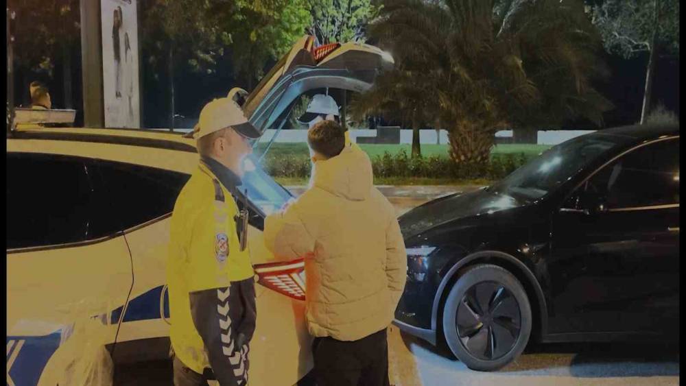 Kadık&ouml;y&rsquo;de drift şovu yapan s&uuml;r&uuml;c&uuml;ler yakalandı

