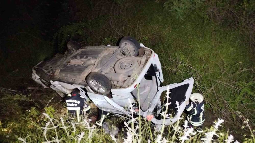 Burdur&rsquo;da kontrolden &ccedil;ıkan ara&ccedil; u&ccedil;uruma devrildi: 3 yaralı
