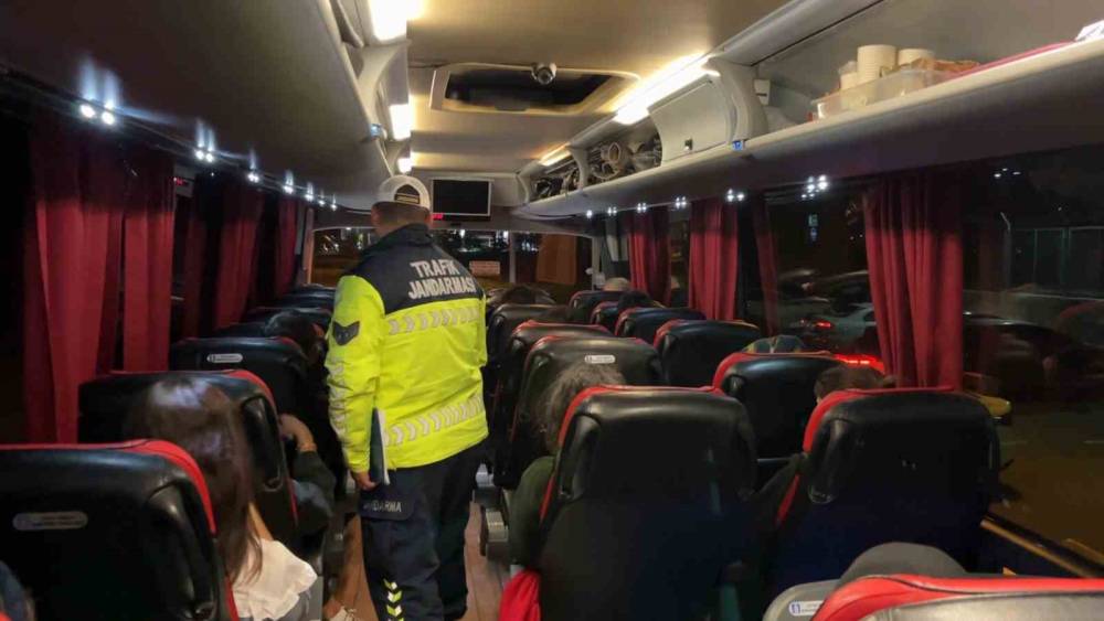 Sivil trafik jandarmaları şehirlerarası otob&uuml;slerde

