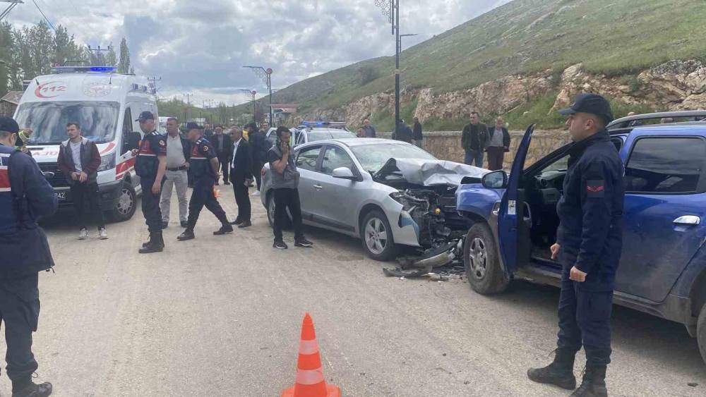 Kafa kafaya &ccedil;arpıştılar, 8 kişi yaralandı

