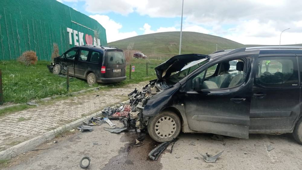 Tekman&rsquo;da trafik kazası: 6 yaralı
