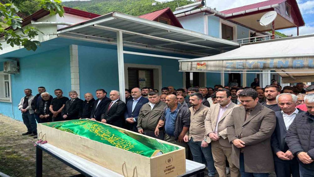 Derede sel sularına kapılarak hayatını kaybeden yeğen toprağa verildi, amca aranıyor
