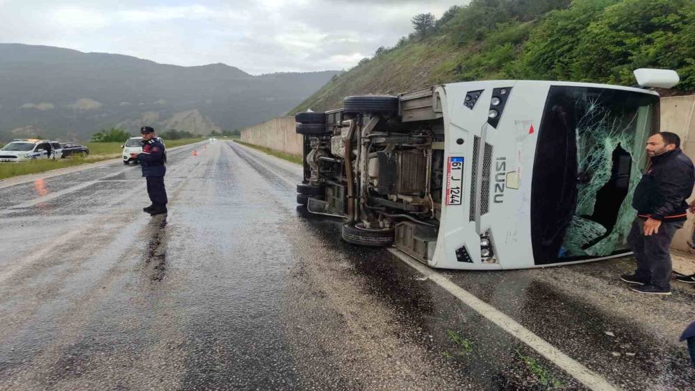 Tokat&rsquo;ta cenaze d&ouml;n&uuml;ş&uuml; minib&uuml;s devrildi: 4 yaralı
