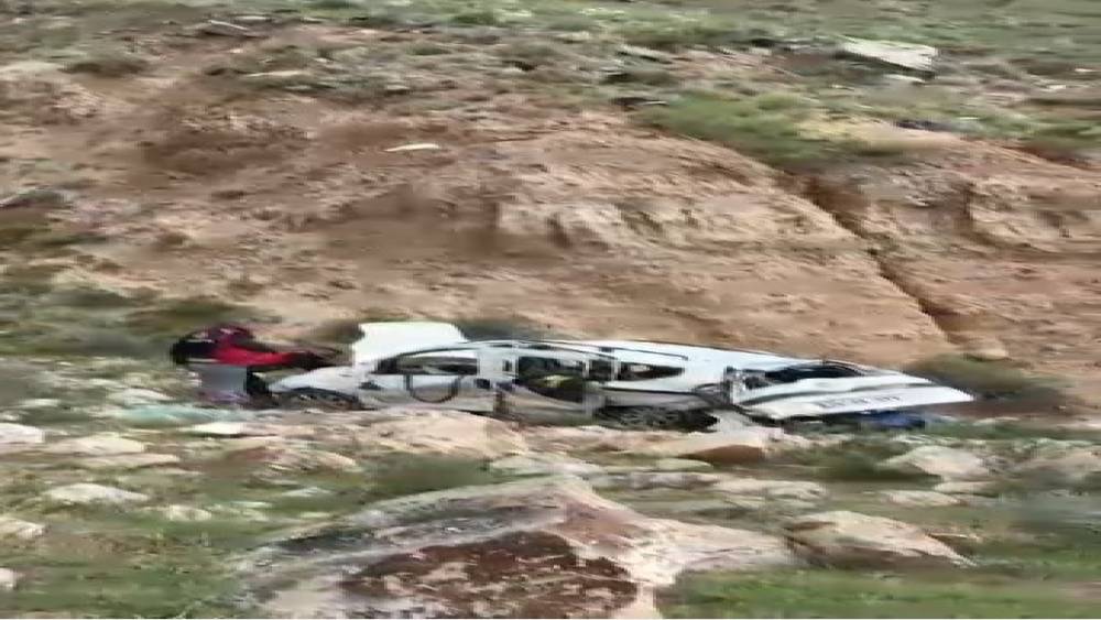 300 metrelik u&ccedil;uruma yuvarlanan ara&ccedil;tan atlayarak kurtuldular
