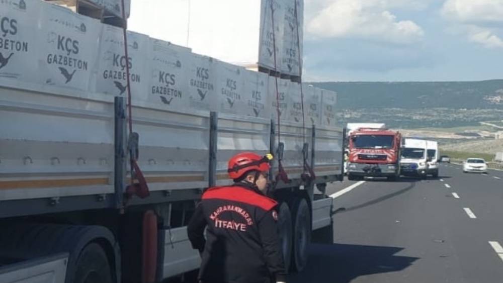 TAG Otoyolu&rsquo;nda bozulan tıra yardım i&ccedil;in duranlara başka tır &ccedil;arptı: 1 &ouml;l&uuml;, 2 yaralı

