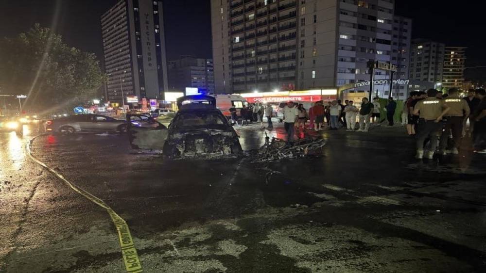 Esenyurt&rsquo;ta otomobil ile motosiklet &ccedil;arpıştı: Ara&ccedil;lar alevlere teslim oldu
