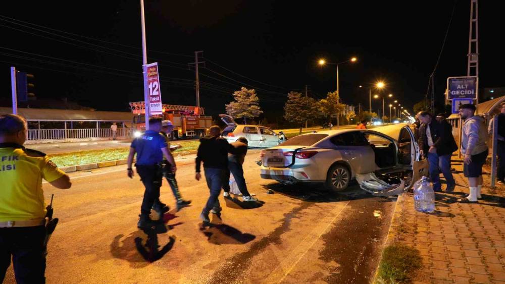 Erzincan&rsquo;da iki otomobil &ccedil;arpıştı: 5 yaralı

