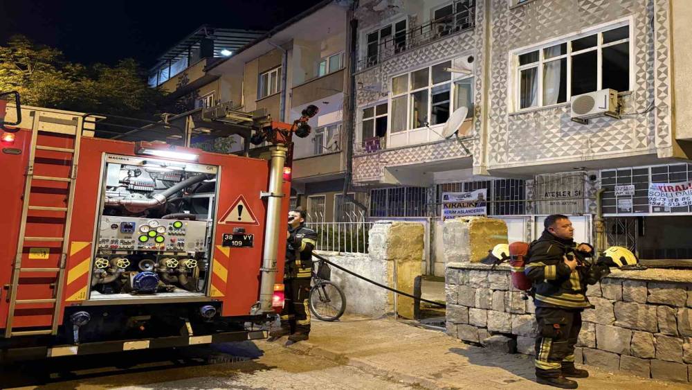 Kayseri&rsquo;de 4 katlı binada yangın: Anne ve iki &ccedil;ocuğu dumandan etkilendi
