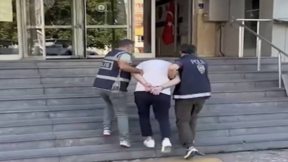 24 farklı &rsquo;dolandırıcılık&rsquo; su&ccedil;undan 21 yıl kesinleşmiş hapis cezası bulunan şahıs yakalandı
