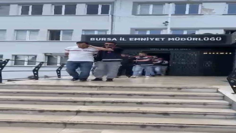 İş ve burs vaadiyle hesap avına &ccedil;ıkan şebekeye film gibi operasyon: Polis &rsquo;ikinci kişi&rsquo; rol&uuml;ne girip &ccedil;&ouml;kertti
