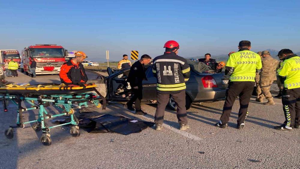 Erzurum&rsquo;da otomobil kamyonete &ccedil;arptı: 3 &ouml;l&uuml;, 3 yaralı
