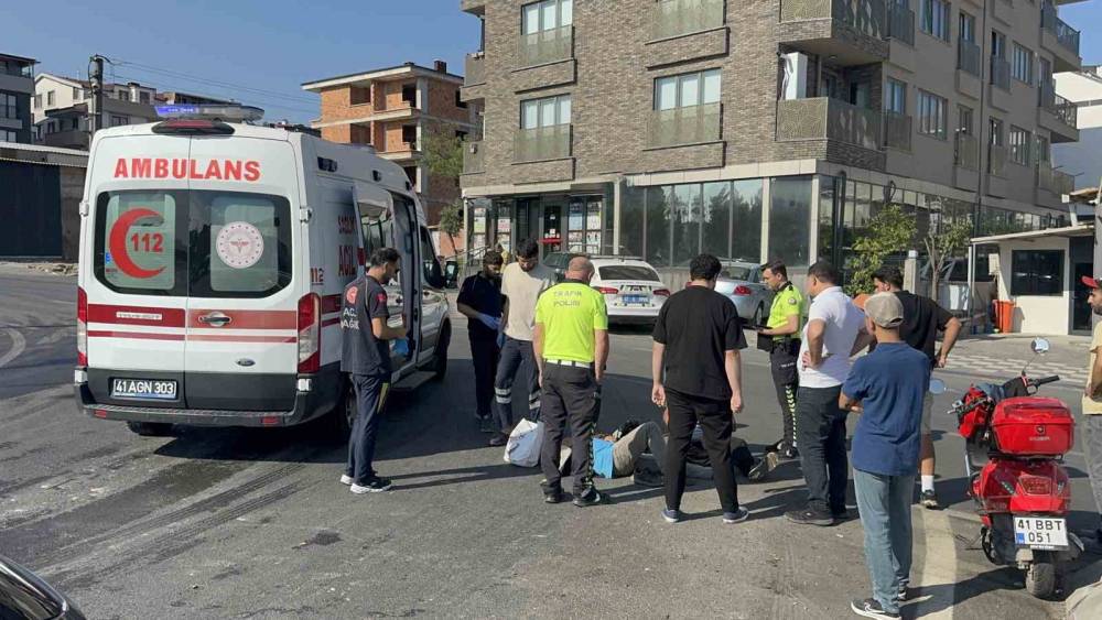 Otomobil ile &ccedil;arpışan motosikletteki 2 kişi yaralandı
