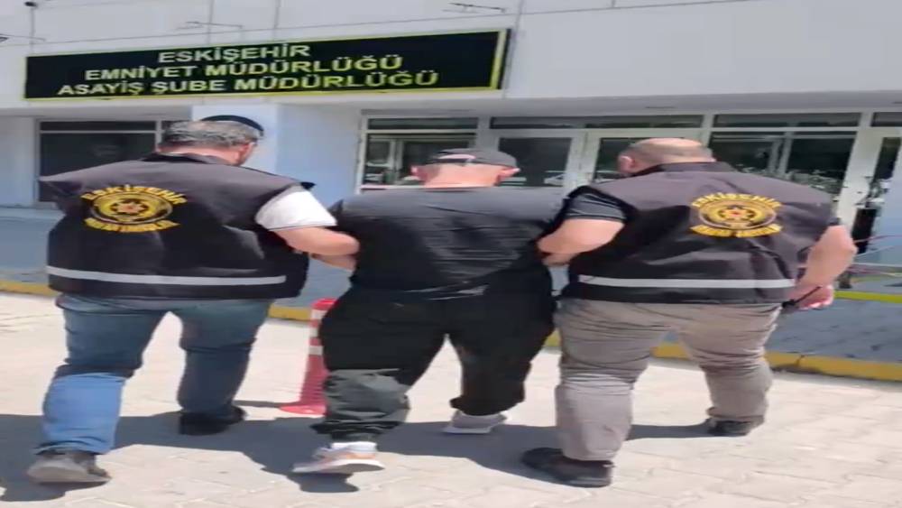 Eskişehir&rsquo;de cinayet h&uuml;k&uuml;ml&uuml;s&uuml; 2 firari, polis ekiplerince yakalandı
