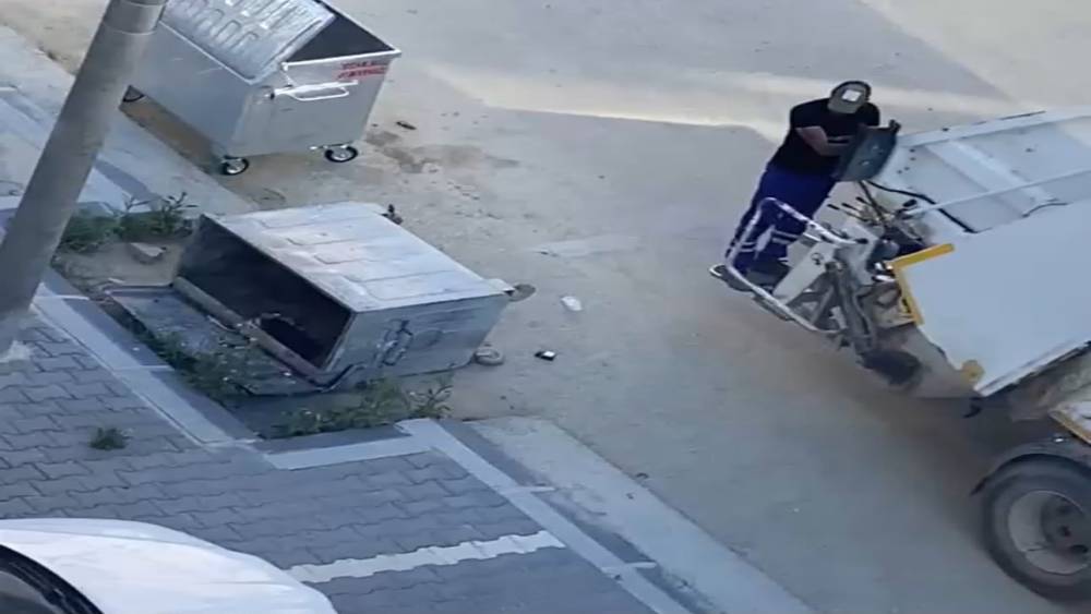 Edirne&rsquo;de devrilen &ccedil;&ouml;p konteyneri g&uuml;nlerdir kaldırılmadı
