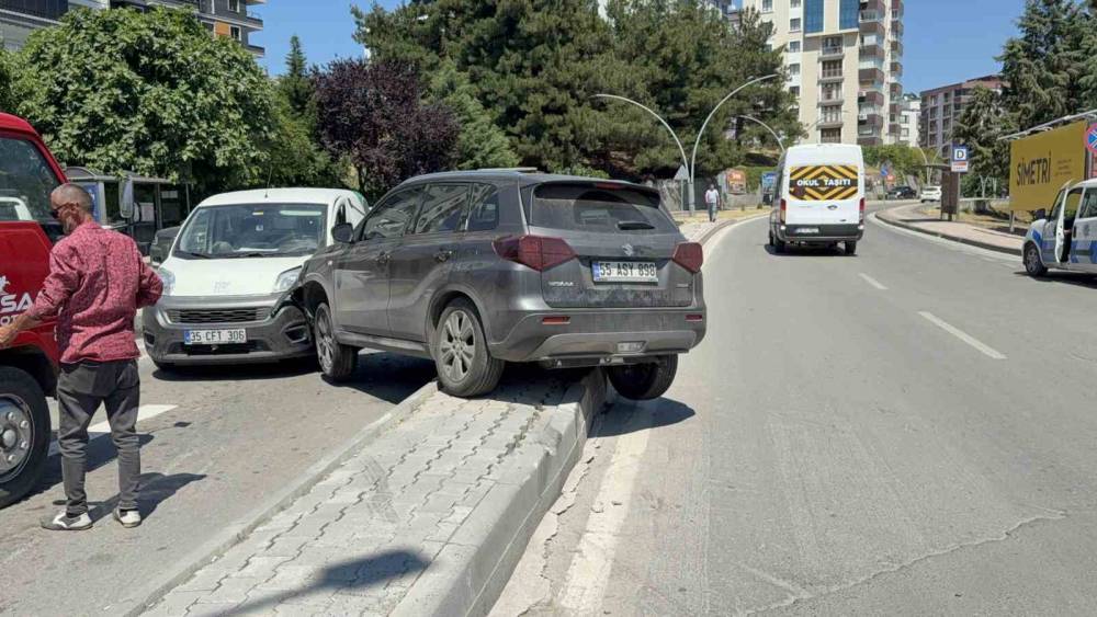 SUV ile hafif ticari ara&ccedil; &ccedil;arpıştı: Baba ve 2 yaşındaki oğlu yaralandı
