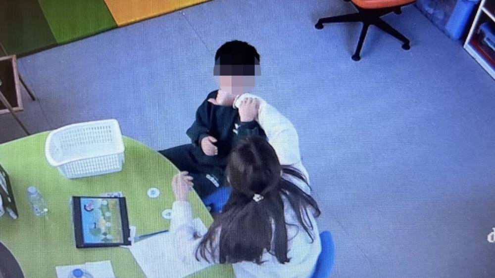 Mersin&rsquo;de otizmli &ccedil;ocuğa şiddet davasında &ouml;ğretmenin tutukluluğuna devam kararı
