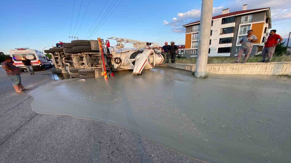Bolu&rsquo;da beton mikseri devrildi: 1 yaralı
