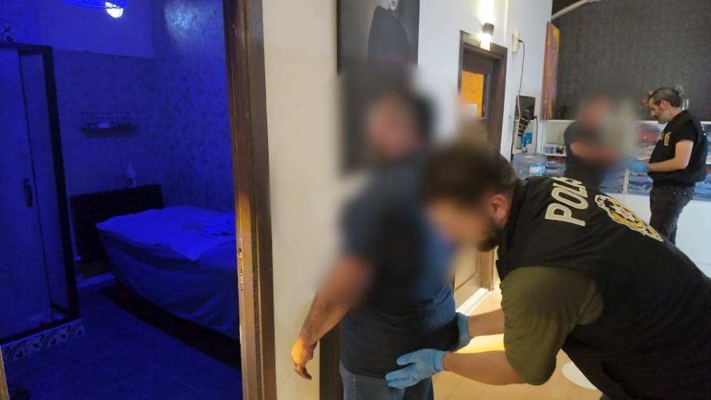 Isparta&rsquo;da masaj salonlarına fuhuş operasyonunda 2 tutuklama
