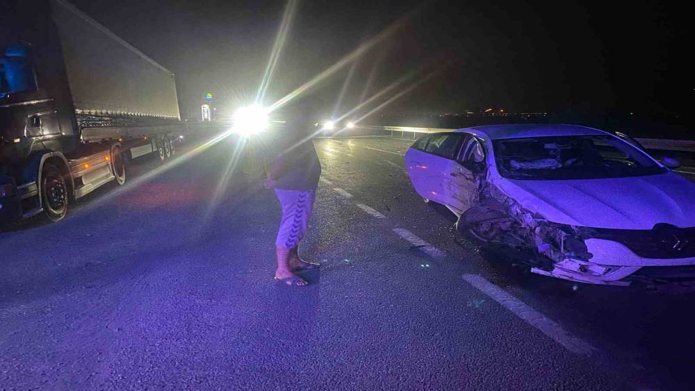 Erzincan&rsquo;da tır ile otomobilin &ccedil;arpıştığı kaza g&uuml;venlik kamerasına yansıdı
