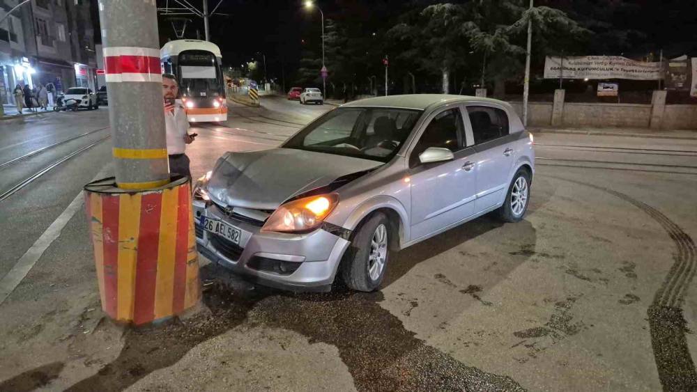 Kontrolden &ccedil;ıkan otomobil tramvay hattının direğine &ccedil;arptı: 1 yaralı
