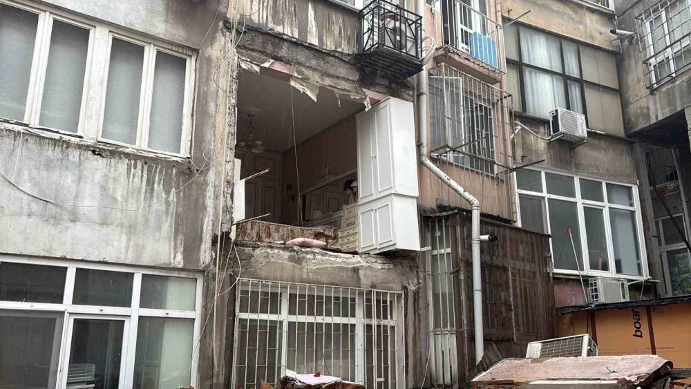 Nişantaşı&rsquo;nda binanın duvarı &ccedil;&ouml;kt&uuml;: Mahalleli deprem oldu zannetti
