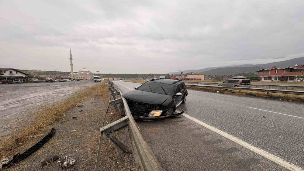 D100&rsquo;de sağanak yağış &ccedil;ok sayıda kazaya sebep oldu
