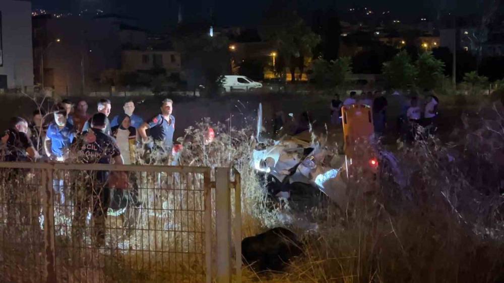 Direksiyon hakimiyetini kaybeden otomobil tarlaya u&ccedil;tu: 5 yaralı
