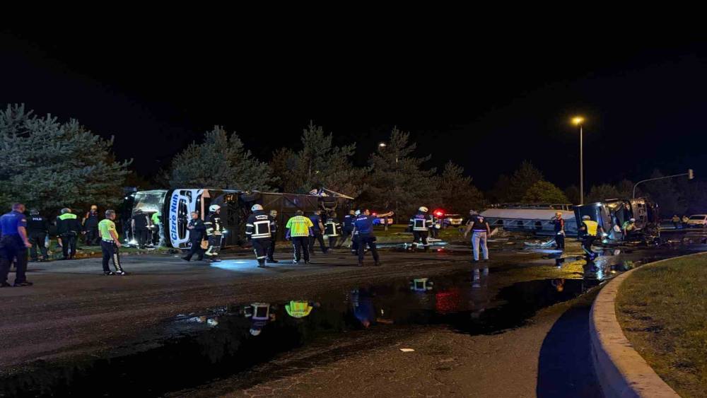 Kayseri&rsquo;de feci kaza: Yolcu otob&uuml;s&uuml; ile yakıt tankeri taşıyan tır &ccedil;arpıştı: Yaklaşık 30 yaralı
