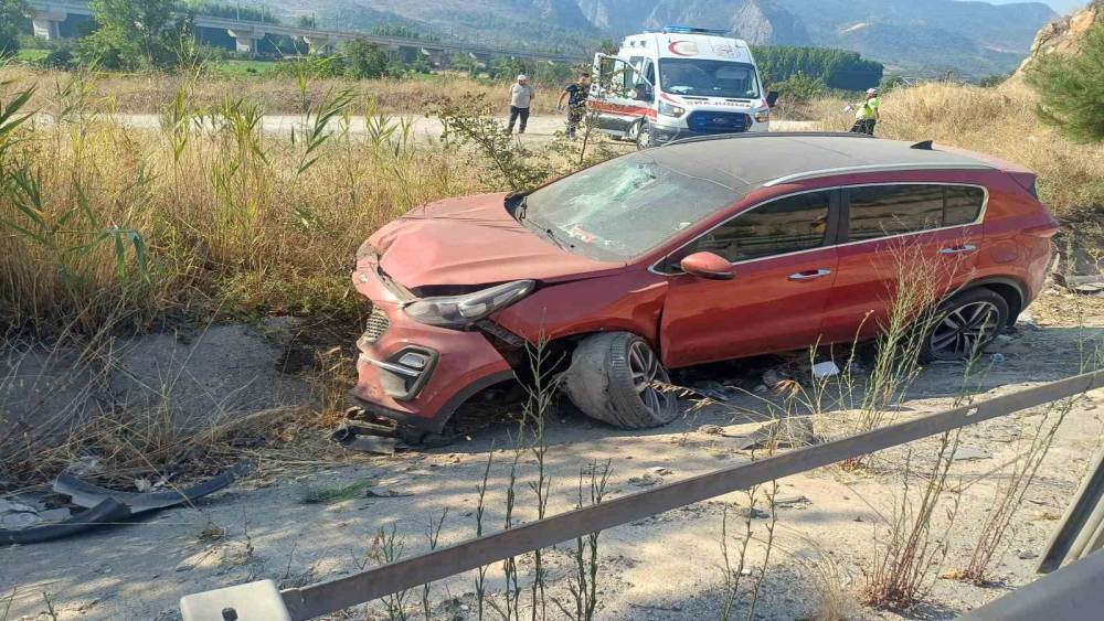 Bilecik&rsquo;te otomobil bankete d&uuml;şt&uuml;: 4 yaralı

