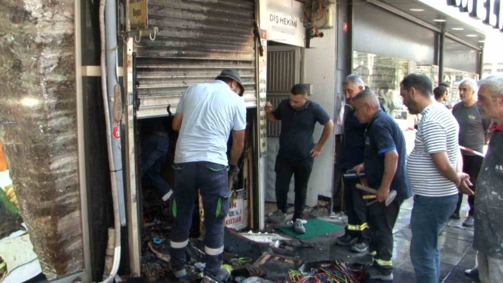 Ayakkabıcı d&uuml;kkanında &ccedil;ıkan yangında binada mahsur kalanlar &ccedil;atıya sığındı

