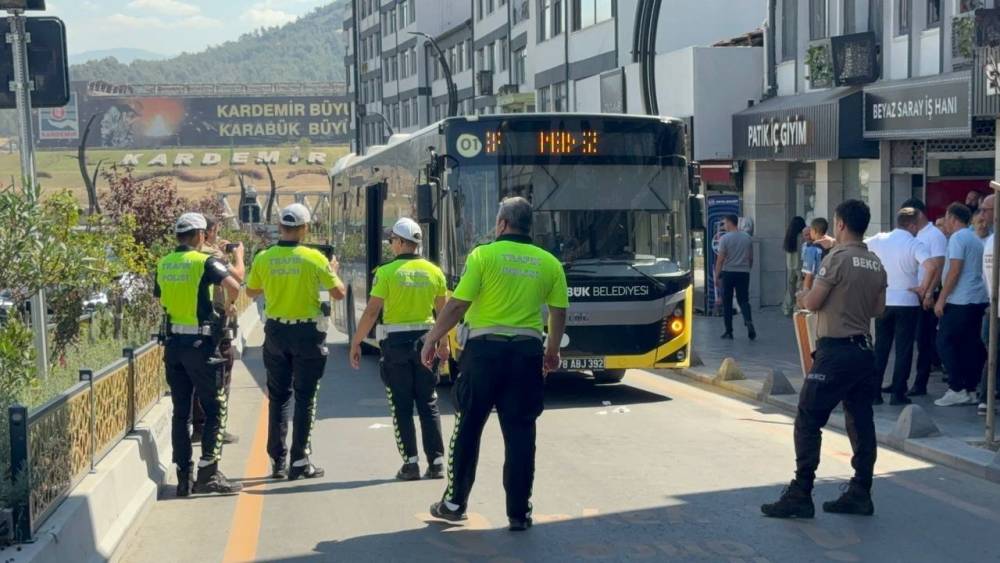 Karab&uuml;k&rsquo;te belediye otob&uuml;s&uuml; yayaya &ccedil;arptı: 1 yaralı
